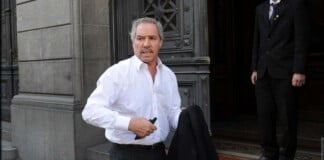 No habrá default si soy presidente, promete Felipe Solá