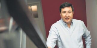 Arroyo anuncia extensión de asistencia y dice que «la salida es el trabajo»