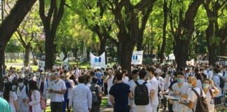 La muerte del médico Alejandro Hakim en la marcha por mejoras salariales: «Es trágico»