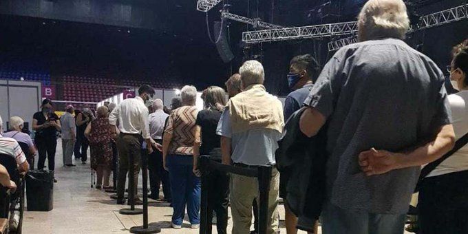Vacunación de adultos mayores en el Luna Park