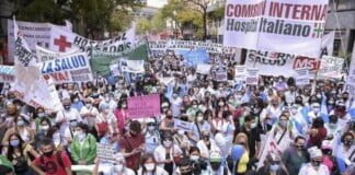 Trabajadores de enfermería de la Ciudad se movilizan en reclamo de un aumento salarial