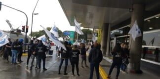 Controladores y técnicos de navegación aérea realizan una protesta en todo el país