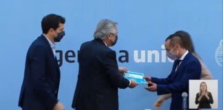 Alberto Fernández presentó el documento de identidad para personas no binarias