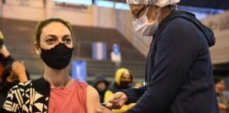 Ocho de cada diez personas mayores de 18 años ya recibió la primera dosis