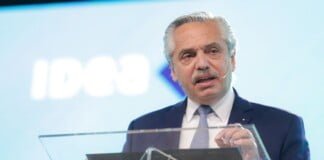 Alberto Fernández prepara un decreto para que se pueda seguir cobrando un plan social tras obtener un empleo