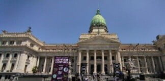 Organizaciones sociales se manifiestan frente al Congreso