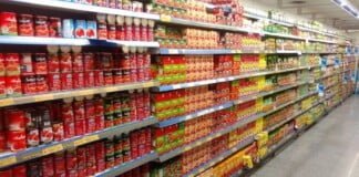 Organizaciones sociales se manifiestan frente a la COPAL para reclamar por los aumentos de los precios de los alimentos productos importados
