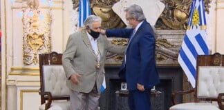 Alberto Fernández condecoró a Mujica con el Collar de la Orden del Libertador San Martín
