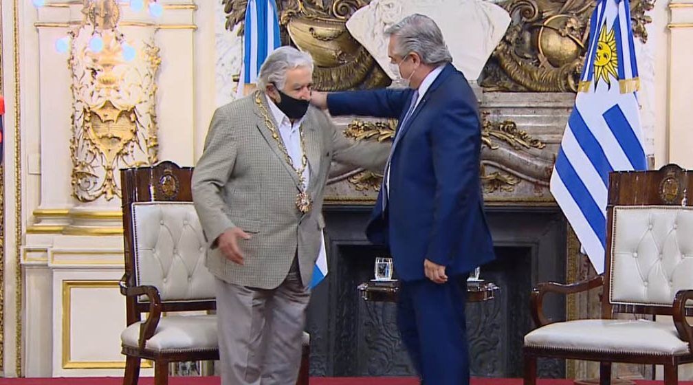 Pepe-mujica-condecoracion-alberto-fernandez