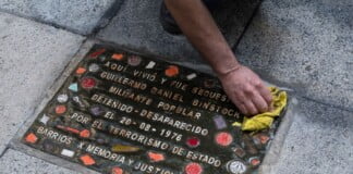 Vandalizaron una baldosa en homenaje a un desaparecido pero fue limpiada por militantes del barrio