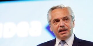 Alberto Fernández oficializó la medida que busca convertir planes sociales en empleo registrado