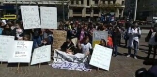 Mujeres y familias desalojadas de la toma en Villa 31 se movilizan a la Legislatura porteña