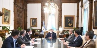 El Presidente encabezó la firma de un acuerdo para agregar valor a la cadena productiva del aluminio