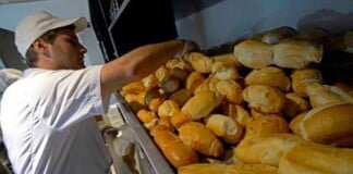 Panaderos se comprometieron a congelar el precio del pan