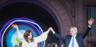 Una multitud colmó la Plaza de Mayo para celebrar la democracia