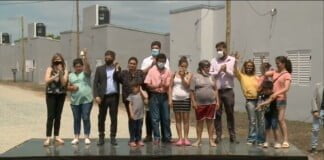 Kicillof entregó viviendas en Ayacucho: «Terminamos obras porque benefician a la gente, no a un partido o un gobernador»