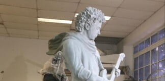 Una escultura de dos metros rinde homenaje al músico Gustavo Cerati Escultura de Gustavo Cerati