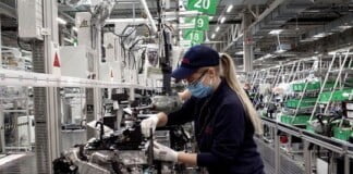 El Gobierno aumentó el salario mínimo el equivalente a siete litros de leche