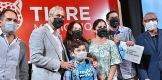 Ferraresi entregó viviendas Procrear y Créditos Casa Propia en la provincia de Buenos Aires
