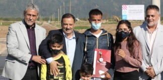 Ferraresi y Quintela entregaron viviendas y créditos para construcción en La Rioja