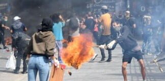 Incidentes en el Congreso: La policía reprimió a manifestantes que tiraban piedras en la puerta del Palacio legislativo
