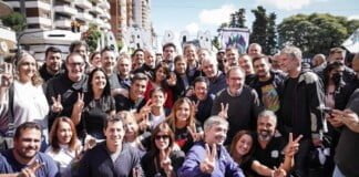 Un grupo de intendentes, dirigentes de la Cámpora y de la provincia de Buenos Aires marchan desde la exEsma a Plaza de Mayo