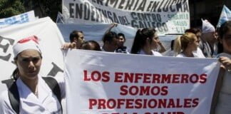 Personal de enfermería realiza un paro con movilización hacia la Legislatura porteña