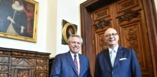 Gira Presidencial: Alberto Fernández visitó La Sorbona y fue condecorado con una medalla