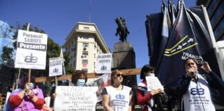 Personal de enfermería realiza un paro y movilización en reclamo al Gobierno porteño por la profesionalización de la carrera