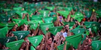 La Campaña Nacional por el Derecho al Aborto convocó a un ‘pañuelazo verde’ frente a la embajada de Estados Unidos