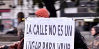 Denuncian la muerte de diez personas en situación de calle y convocan a un «frazadazo» en el Obelisco