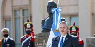 Por debajo de la mesa