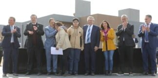 Alberto Fernández, Jorge Ferraresi y Ricardo Quintela encabezaron una entrega de viviendas en Chilecito