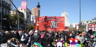 «El velorio del salario»: organizaciones sociales marchan a Plaza de Mayo