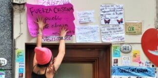 Cristina Kirchner salió de su casa y saludó a la militancia