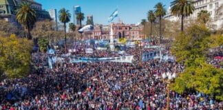 Plaza llena, corazón descontento