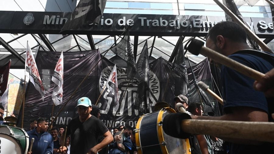 De Mendiguren señaló que «el lunes las empresas vuelven a entregar neumáticos»