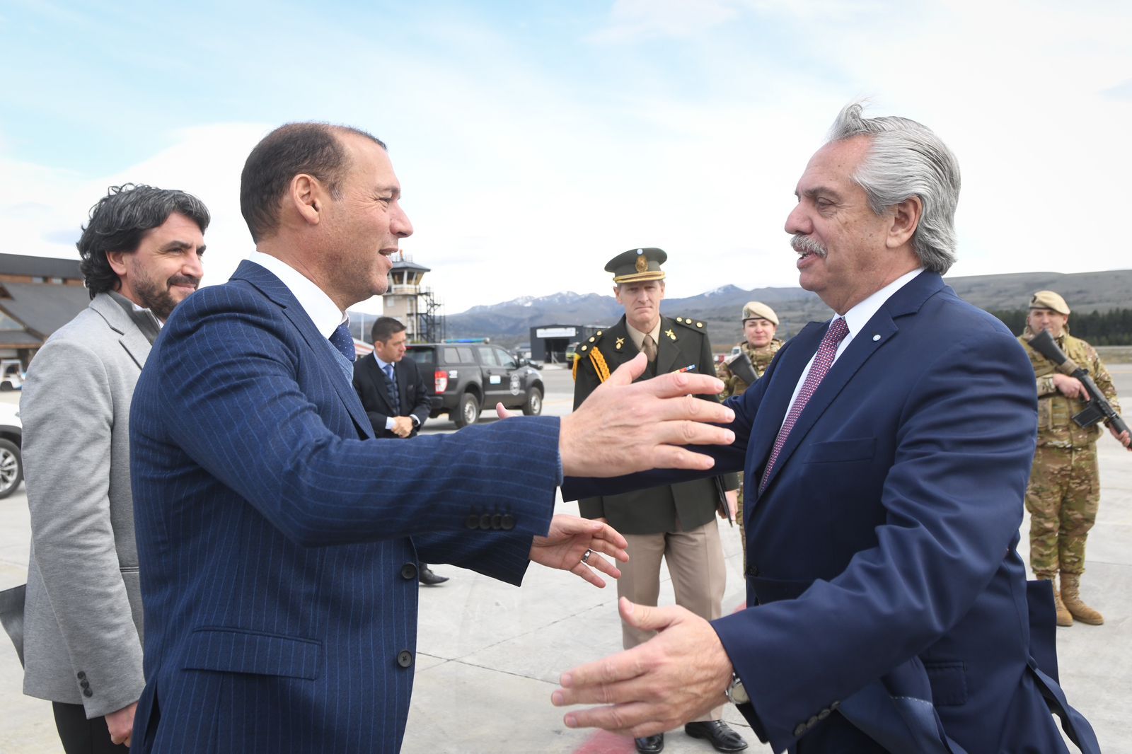 El Presidente llegó a Neuquén donde recorrerá obras e inaugurará un hospital