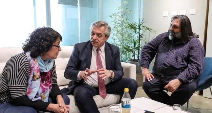 Alberto Fernández entrega viviendas, se reúne con gremialistas y va a la Feria del Libro de Santa Fe