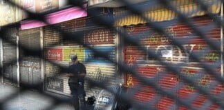 La policía de la Ciudad realizó allanamientos a manteros