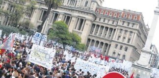 Una multitud se manifestó por una Corte más justa