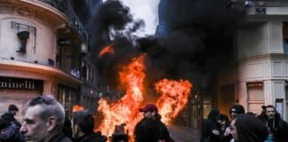 El Gobierno francés enfrenta dos mociones de censura