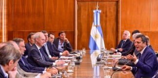 Gobierno acuerda con bancos para despejar deuda en pesos