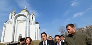 El primer ministro de Japón llega de sorpresa a Kiev para reunirse con Zelenski
