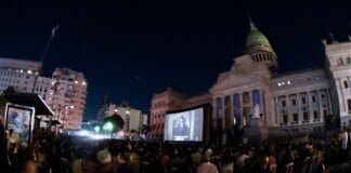 Más de 3 mil personas disfrutaron de “Argentina, 1985” gratis en las escalinatas del Congreso