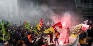 Manifestantes asaltan el edificio Euronext de París Manifestantes en contra de la reforma jubilatoria ingresan a Euronext