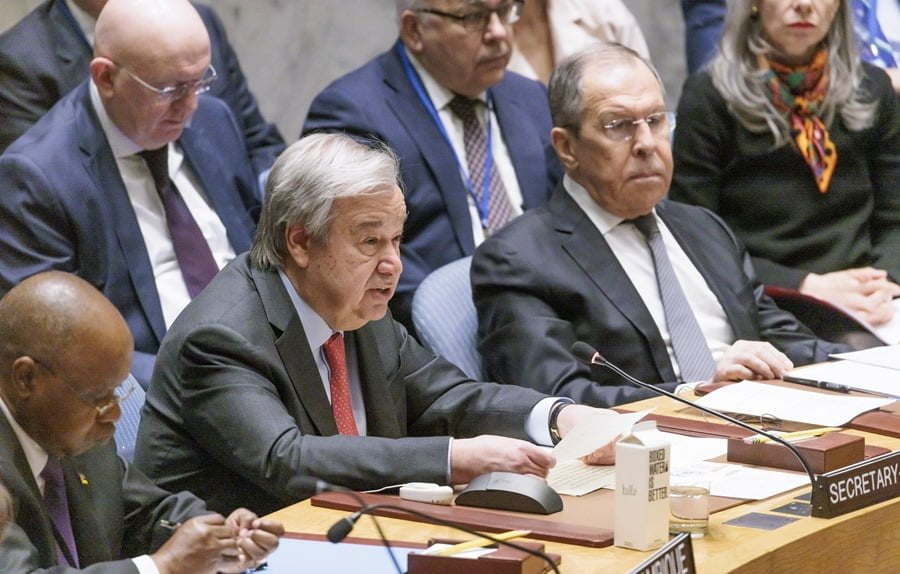 El Secretario General de las Naciones Unidas, Antonio Guterres (i) habla mientras el Ministro de Relaciones Exteriores de Rusia, Sergey Lavrov (d) escucha durante una reunión del Consejo de Seguridad de las Naciones Unidas. EFE/Justin Lane