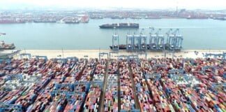 Las exportaciones chinas crecen por primera vez en seis meses