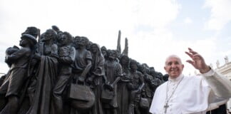 Papa Francisco: «Debemos detener el colonialismo económico» Papa Francisco