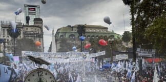 La militancia bajo la lluvia por Cristina
